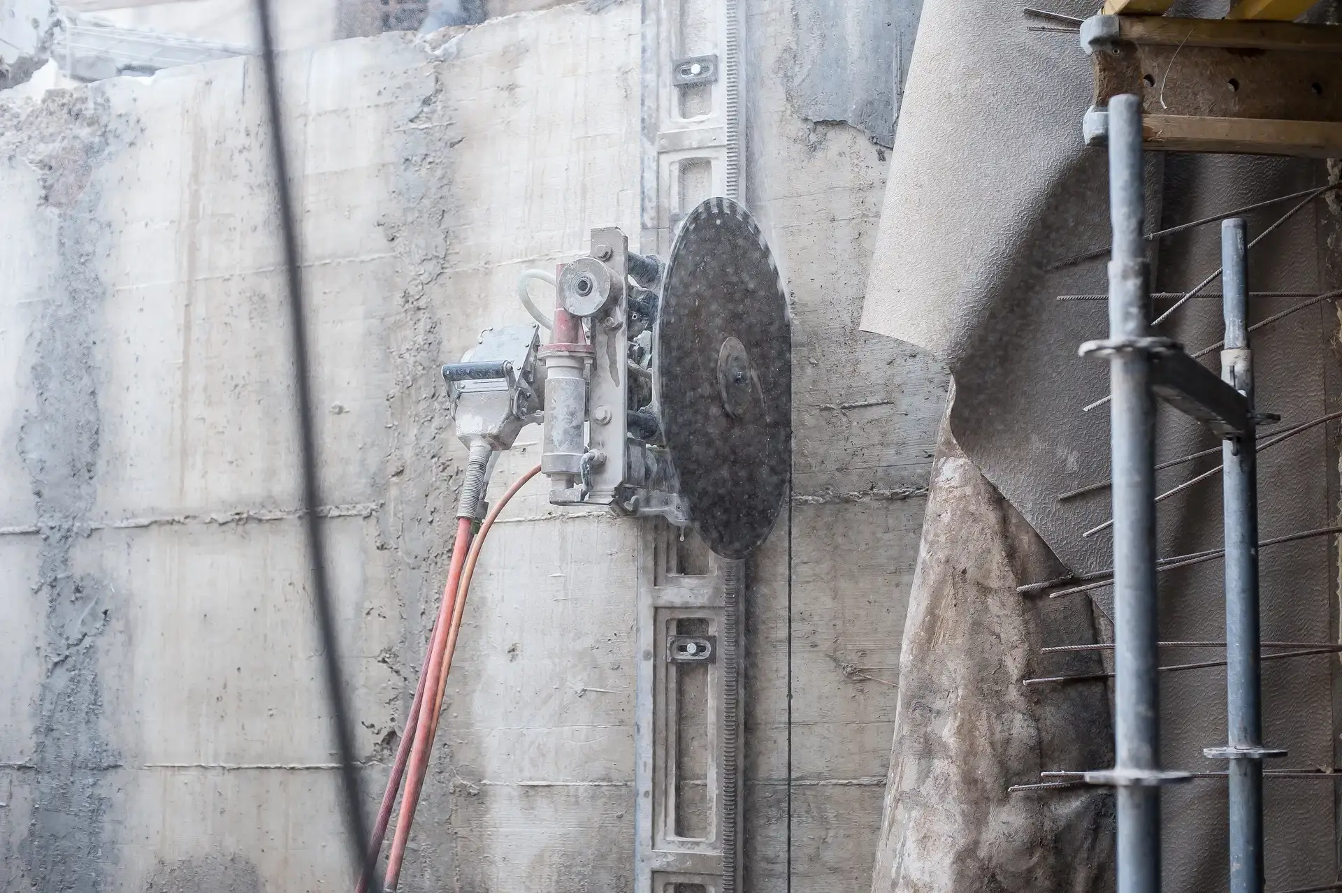 Prefabricerade betongväggelement uppställda på rad på byggarbetsplats.