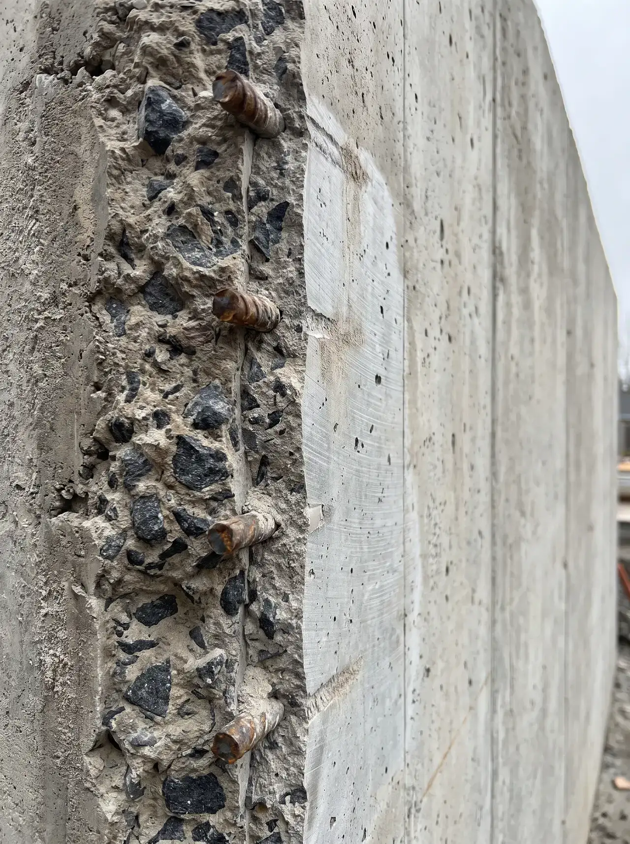 Sågat snitt i armerad betongvägg med synlig armering